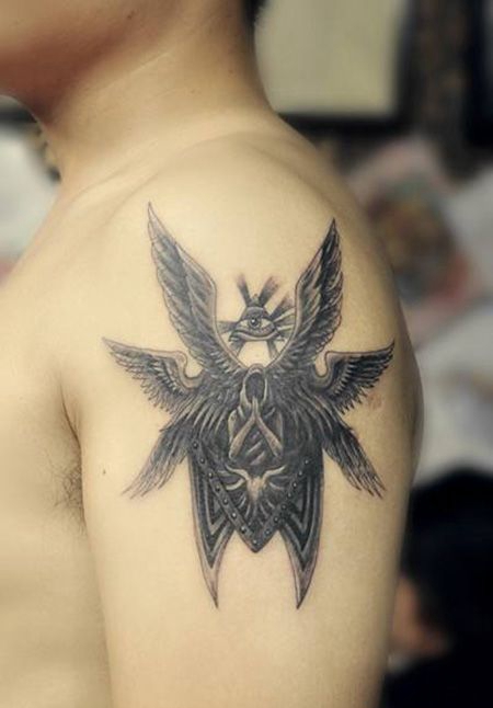 大臂六翼天使盾牌纹身图案