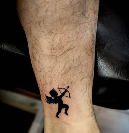脚踝黑色丘比特纹身图案