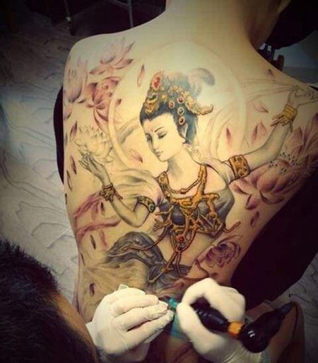 满背精美的嫦娥纹身图案