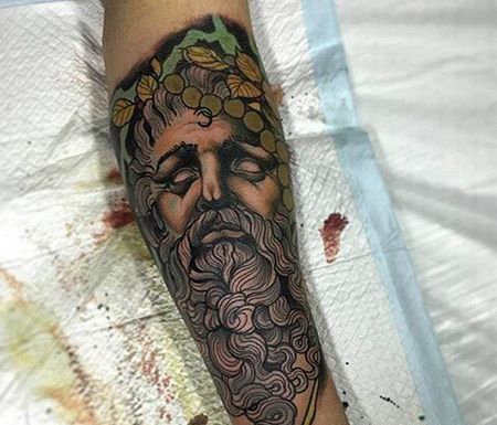 手臂宙斯纹身图案