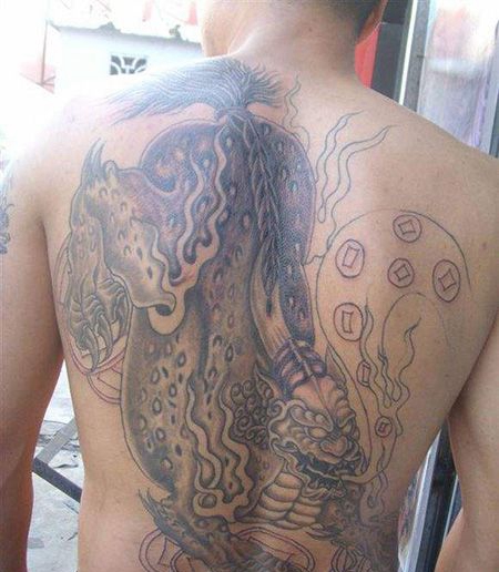 背部个性的睚眦纹身图案