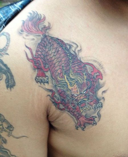 肩部红色睚眦纹身图片