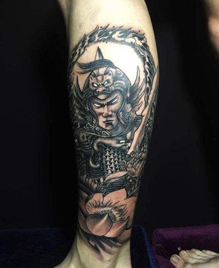 小腿帅气的韦陀纹身图案