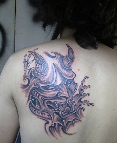 背部鬼头纹身图片