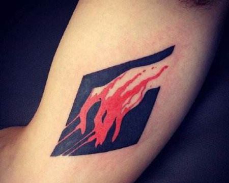 大臂创意鬼手纹身图案