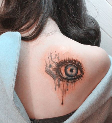 女生背部眼睛纹身图案