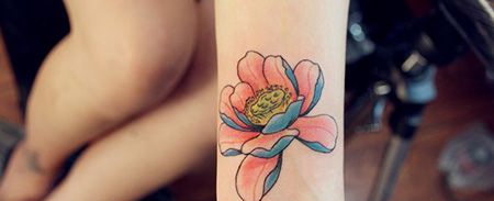 女生手腕精致的莲花纹身图案