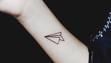 手臂线条纸飞机纹身图案