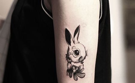 女生大臂可爱的兔子纹身图案