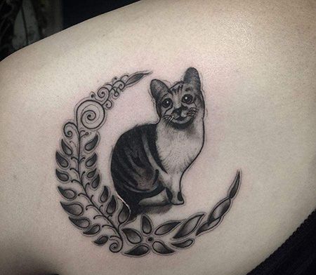 女生肩部小猫纹身图案
