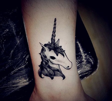 脚踝精美的独角兽纹身图案