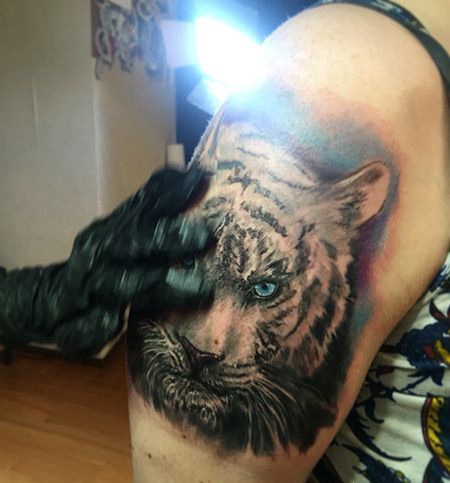 男士大臂白虎纹身图案