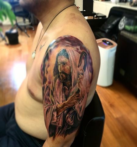 男士大臂耶稣纹身图案