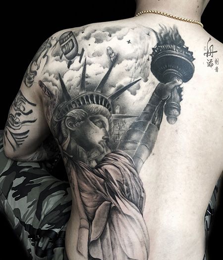 男士背部自由女神纹身图案