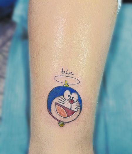 脚踝机器猫纹身图案