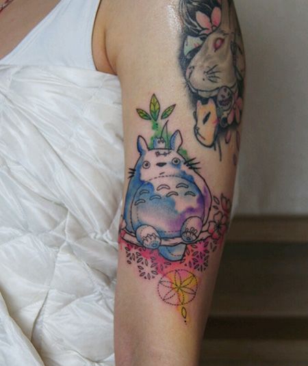 大臂泼墨龙猫纹身图案