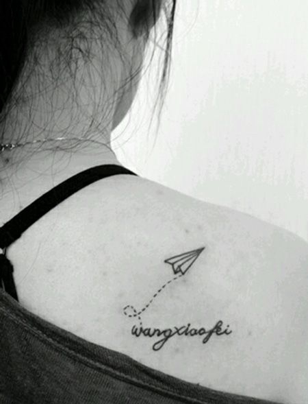女生肩部纸飞机纹身图案