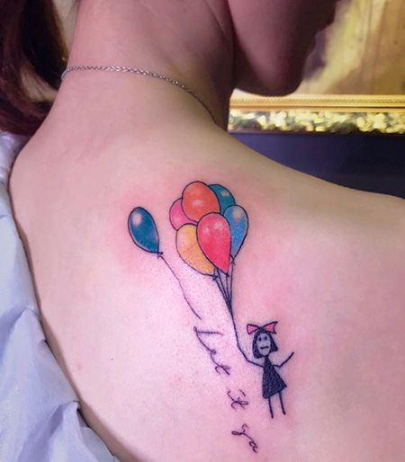女生肩部彩色气球纹身图案