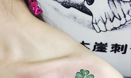 女生锁骨四叶草纹身图案