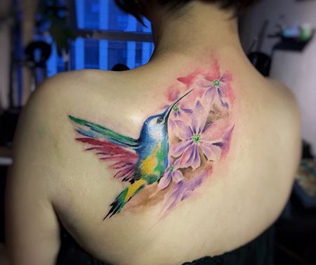 女生背部蜂鸟纹身图案