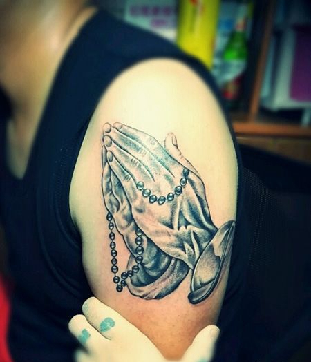 大臂祈祷之手纹身图片