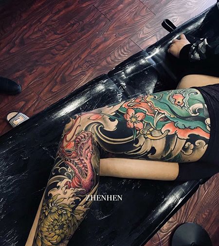 花腿青龙莲花纹身图案