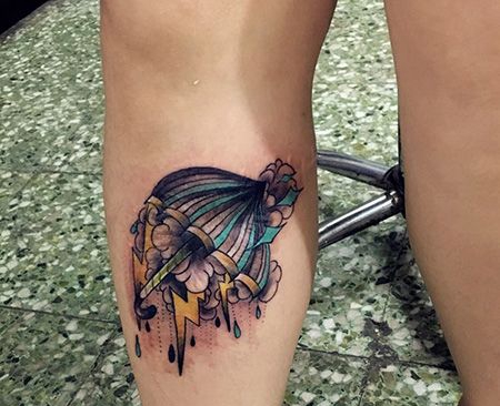 小腿可爱的雨伞纹身图案