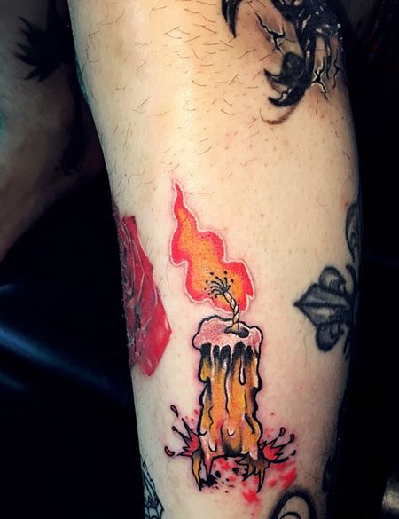 小腿蜡烛纹身图案