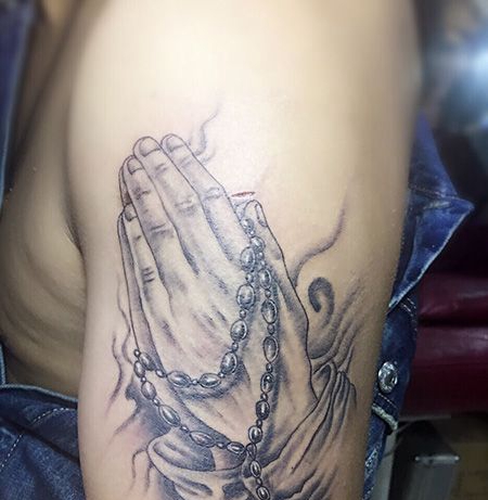 男士大臂祈祷之手纹身图片