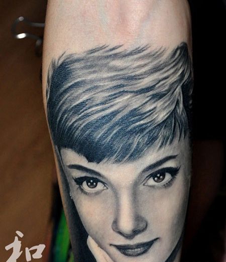 手臂奥黛丽赫本肖像纹身图片
