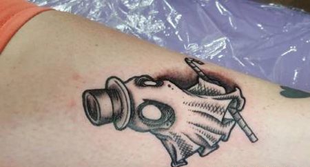 小腿戴帽子的幽灵纹身图案