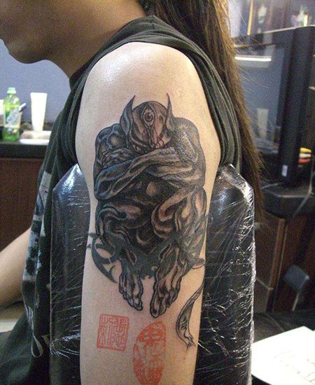 大臂埋头的撒旦纹身图片