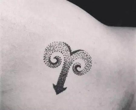 腰部白羊座纹身图案