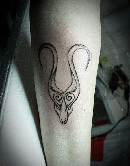 手臂内侧白羊座纹身图案