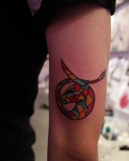 大臂彩色金牛座纹身图案
