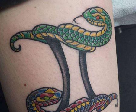 大腿双子座和蛇纹身图案
