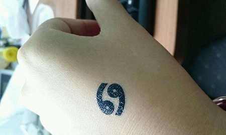 手背巨蟹座标志纹身图案