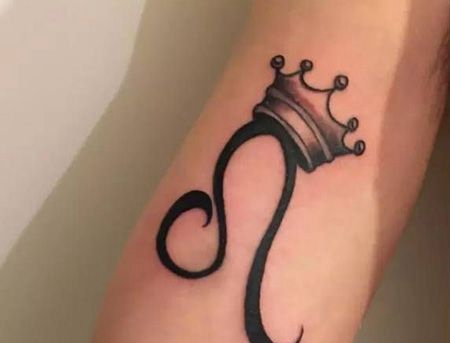 大臂内侧狮子座皇冠纹身图案