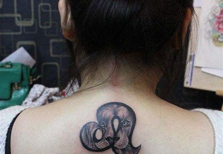 女生肩部狮子座纹身图案