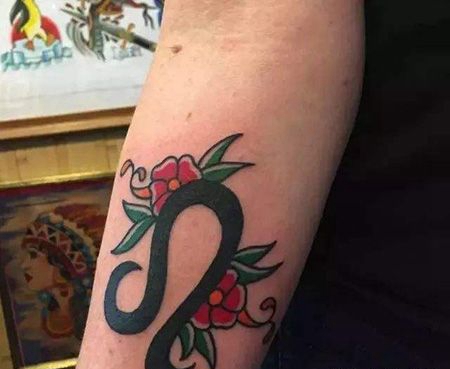 手臂狮子座标志纹身图案