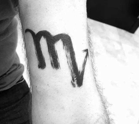 大臂内侧天蝎座纹身图案