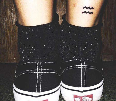 脚踝水瓶座标志纹身图案