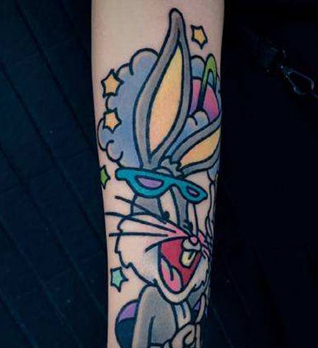 女生手臂可爱的兔八哥纹身图案