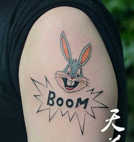 大臂兔八哥纹身图案