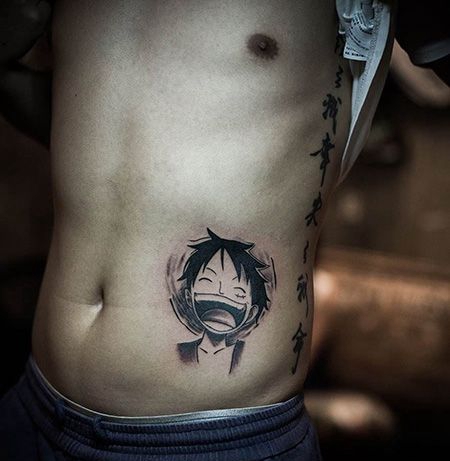 腹部大笑的路飞纹身图案