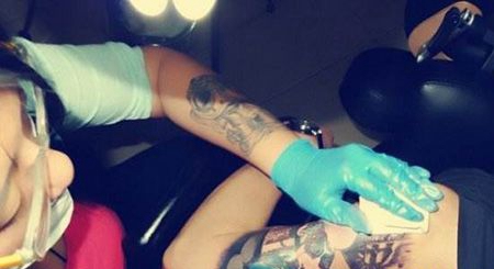 大臂个性的兔斯基纹身图案