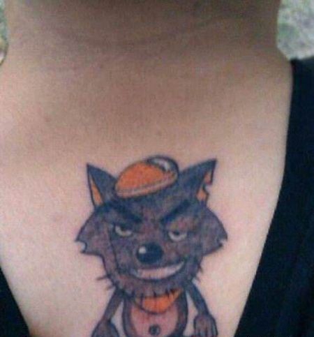 背部灰太狼纹身图案