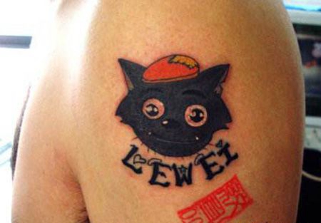 大臂可爱的灰太狼纹身图案