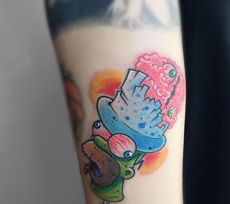 手臂精美的辛普森纹身图案