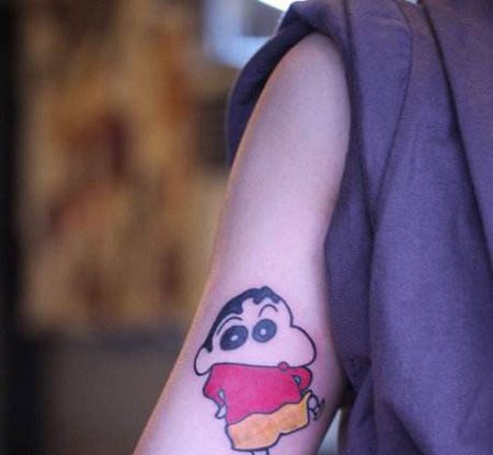 大臂蜡笔小新纹身图案